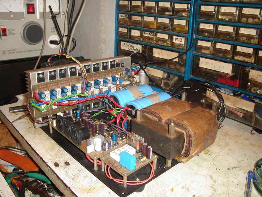 Усилитель мощности звука в действии - фото